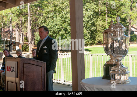 Southern Pines, North Carolina, USA. 27 Feb, 2018. Februar 27, 2018 - Southern Pines, N.C., USA - Kelly Miller, Tannennadeln Präsident und CEO, Adressen der Medien und Gästen während der Vorschau für den 2. U.S. Senior Frauen Open Championship, Mai 16-19, 2019 und in den USA Frauen öffnen, June 2-5, 2022 im Pine Needles Lodge and Golf Club. Die 2019 Veranstaltung wird 6. der club der USGA Meisterschaft, des vierten US-Frauen öffnen Markieren, und der erste seit 2007 der US-Frauen öffnen von Cristie Kerr gewann. Credit: Timothy L. Hale/ZUMA Draht/Alamy leben Nachrichten Stockfoto