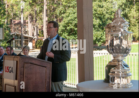 Southern Pines, North Carolina, USA. 27 Feb, 2018. Februar 27, 2018 - Southern Pines, N.C., USA-Reg Jones, USGA Geschäftsführer der Offenen Meisterschaften, Adressen der Medien und Gästen während der Vorschau für den 2. U.S. Senior Frauen Open Championship, Mai 16-19, 2019 und in den USA Frauen öffnen, June 2-5, 2022 im Pine Needles Lodge and Golf Club. Die 2019 Veranstaltung wird 6. der club der USGA Meisterschaft, des vierten US-Frauen öffnen Markieren, und der erste seit 2007 der US-Frauen öffnen von Cristie Kerr gewann. Credit: Timothy L. Hale/ZUMA Draht/Alamy leben Nachrichten Stockfoto