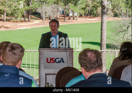 Southern Pines, North Carolina, USA. 27 Feb, 2018. Februar 27, 2018 - Southern Pines, N.C., USA - Kyle Franz, Golfplatz Architekten, Adressen Medien und Gästen während der Vorschau für den 2. U.S. Senior Frauen Open Championship, Mai 16-19, 2019 und in den USA Frauen öffnen, June 2-5, 2022 im Pine Needles Lodge and Golf Club. Die 2019 Veranstaltung wird 6. der club der USGA Meisterschaft, des vierten US-Frauen öffnen Markieren, und der erste seit 2007 der US-Frauen öffnen von Cristie Kerr gewann. Credit: Timothy L. Hale/ZUMA Draht/Alamy leben Nachrichten Stockfoto