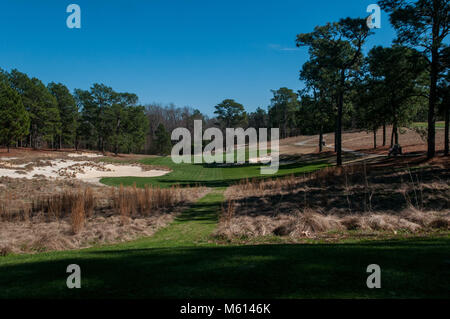 Southern Pines, North Carolina, USA. 27 Feb, 2018. Februar 27, 2018 - Southern Pines, N.C., USA - Der Blick von der 13-t-stück der Kyle Franz restauriert Donald Ross Kurs im Pine Needles Lodge and Golf Club, der 2 U.S. Senior Frauen Open Championship, Mai 16-19, 2019 und in den USA Frauen öffnen, June 2-5, 2022 im Pine Needles Lodge and Golf Club. Die 2019 Veranstaltung wird 6. der club der USGA Meisterschaft, des vierten US-Frauen öffnen Markieren, und der erste seit 2007 der US-Frauen öffnen von Cristie Kerr gewann. Credit: Timothy L. Hale/ZUMA Draht/Alamy leben Nachrichten Stockfoto