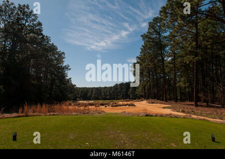 Southern Pines, North Carolina, USA. 27 Feb, 2018. Februar 27, 2018 - Southern Pines, N.C., USA - Der Blick von der 18-t-stück der Kyle Franz restauriert Donald Ross Kurs im Pine Needles Lodge and Golf Club, der 2 U.S. Senior Frauen Open Championship, Mai 16-19, 2019 und in den USA Frauen öffnen, June 2-5, 2022 im Pine Needles Lodge and Golf Club. Die 2019 Veranstaltung wird 6. der club der USGA Meisterschaft, des vierten US-Frauen öffnen Markieren, und der erste seit 2007 der US-Frauen öffnen von Cristie Kerr gewann. Credit: Timothy L. Hale/ZUMA Draht/Alamy leben Nachrichten Stockfoto
