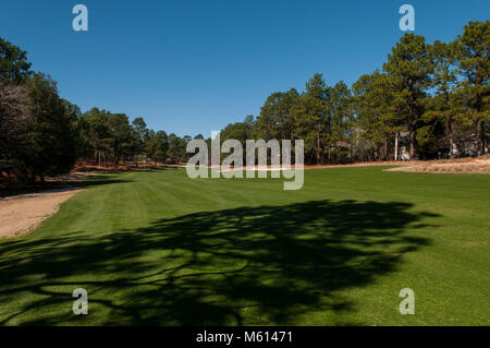 Southern Pines, North Carolina, USA. 27 Feb, 2018. Februar 27, 2018 - Southern Pines, N.C., USA - Der Blick aus dem 8 Fahrrinne der Kyle Franz restauriert Donald Ross Kurs im Pine Needles Lodge and Golf Club, der 2 U.S. Senior Frauen Open Championship, Mai 16-19, 2019 und in den USA Frauen öffnen, June 2-5, 2022 im Pine Needles Lodge and Golf Club. Die 2019 Veranstaltung wird 6. der club der USGA Meisterschaft, des vierten US-Frauen öffnen Markieren, und der erste seit 2007 der US-Frauen öffnen von Cristie Kerr gewann. Credit: Timothy L. Hale/ZUMA Draht/Alamy leben Nachrichten Stockfoto