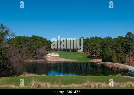 Southern Pines, North Carolina, USA. 27 Feb, 2018. Februar 27, 2018 - Southern Pines, N.C., USA - Der Blick von der 10-t-stück der Kyle Franz restauriert Donald Ross Kurs im Pine Needles Lodge and Golf Club, der 2 U.S. Senior Frauen Open Championship, Mai 16-19, 2019 und in den USA Frauen öffnen, June 2-5, 2022 im Pine Needles Lodge and Golf Club. Die 2019 Veranstaltung wird 6. der club der USGA Meisterschaft, des vierten US-Frauen öffnen Markieren, und der erste seit 2007 der US-Frauen öffnen von Cristie Kerr gewann. Credit: Timothy L. Hale/ZUMA Draht/Alamy leben Nachrichten Stockfoto