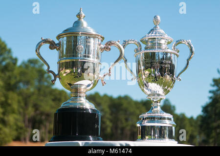 Southern Pines, North Carolina, USA. 27 Feb, 2018. Februar 27, 2018 - Southern Pines, N.C., USA - Die Trophäen für die 2022 US-Frauen öffnen und die 2019 2 U.S. Senior Frauen Offene Meisterschaft waren auf dem Display während eines Media Verfügbarkeit im Pine Needles Lodge and Golf Club. Die 2019 in den USA von älteren Frauen Offene Meisterschaft Mai 16-19, 2019 gehalten werden. Es wurde auch bekannt gegeben, dass der Kiefer, die Nadeln auch das 2022 US-Frauen öffnen, Juni 2-5. Die 2019 Veranstaltung wird 6. der club der USGA Meisterschaft, des vierten US-Frauen öffnen Markieren, und der erste seit 2007 der US-Frauen gewann, Öffnen von Cris Stockfoto