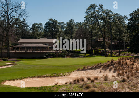 Southern Pines, North Carolina, USA. 27 Feb, 2018. Februar 27, 2018 - Southern Pines, N.C., USA - Der Blick von der Ansatz für die 18 Kyle Franz restauriert Donald Ross Kurs im Pine Needles Lodge and Golf Club, der 2 U.S. Senior Frauen Open Championship, Mai 16-19, 2019 und in den USA Frauen öffnen, June 2-5, 2022 im Pine Needles Lodge and Golf Club. Die 2019 Veranstaltung wird 6. der club der USGA Meisterschaft, des vierten US-Frauen öffnen Markieren, und der erste seit 2007 der US-Frauen öffnen von Cristie Kerr gewann. Credit: Timothy L. Hale/ZUMA Draht/Alamy leben Nachrichten Stockfoto