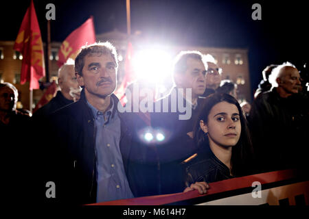 Athen, Griechenland. 27. Februar 2018. Anhänger der Kommunistischen Partei Griechenlands nehmen Sie teil an einer Kundgebung außerhalb der griechischen Parlament. Dimitris Koutsoumpas Generalsekretär der Kommunistischen Partei Griechenlands, hielt eine Rede über die Entwicklungen auf dem Balkan, im Nahen Osten, die griechisch-türkischen Beziehungen und die Erweiterung der NATO. Alexandros Michailidis/Alamy leben Nachrichten Stockfoto