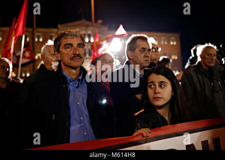 Athen, Griechenland. 27. Februar 2018. Anhänger der Kommunistischen Partei Griechenlands nehmen Sie teil an einer Kundgebung außerhalb der griechischen Parlament. Dimitris Koutsoumpas Generalsekretär der Kommunistischen Partei Griechenlands, hielt eine Rede über die Entwicklungen auf dem Balkan, im Nahen Osten, die griechisch-türkischen Beziehungen und die Erweiterung der NATO. Alexandros Michailidis/Alamy leben Nachrichten Stockfoto