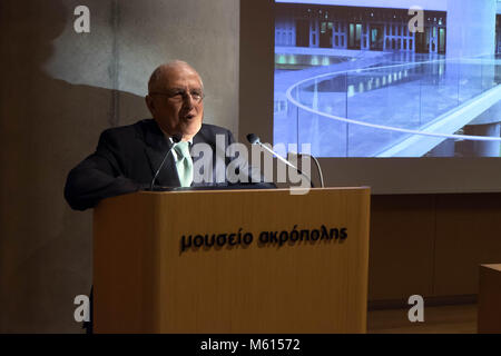 Athen, Griechenland. 25 Feb, 2018. Direktor der Akropolis Museum Prof. Dimitris Pantermalis stellt die temporäre Ausstellung "Eleusis, die großen Geheimnisse' an das Akropolis-Museum in Athen, Griechenland, am 13.02.25., 2018. Eine neue temporäre Ausstellung widmet sich der Elefsinian Geheimnisse im Acropolis Museum in der griechischen Hauptstadt am Montag geöffnet, Besucher mit auf eine Reise zurück zu einer der wichtigsten religiösen Stätten des antiken Griechenland, die ein Geheimnis durch die Jahrhunderte geblieben. Credit: Lefteris Partsalis/Xinhua/Alamy leben Nachrichten Stockfoto