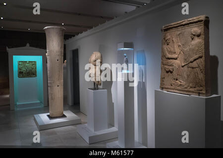 Athen. 25 Feb, 2018. Das Foto am 13.02.25, 2018 zeigt eine Ansicht der temporären Ausstellung "Eleusis, die großen Geheimnisse' an das Akropolis-Museum in Athen, Griechenland. Eine neue temporäre Ausstellung widmet sich der Elefsinian Geheimnisse im Acropolis Museum in der griechischen Hauptstadt am Montag geöffnet, Besucher mit auf eine Reise zurück zu einer der wichtigsten religiösen Stätten des antiken Griechenland, die ein Geheimnis durch die Jahrhunderte geblieben. Credit: Lefteris Partsalis/Xinhua/Alamy leben Nachrichten Stockfoto