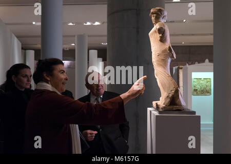 Athen, Griechenland. 25 Feb, 2018. Die griechische Kultur Minister Lydia Koniordou (C) Besuche der temporären Ausstellung "Eleusis, die großen Geheimnisse' an das Akropolis-Museum in Athen, Griechenland, am 13.02.25., 2018. Eine neue temporäre Ausstellung widmet sich der Elefsinian Geheimnisse im Acropolis Museum in der griechischen Hauptstadt am Montag geöffnet, Besucher mit auf eine Reise zurück zu einer der wichtigsten religiösen Stätten des antiken Griechenland, die ein Geheimnis durch die Jahrhunderte geblieben. Credit: Lefteris Partsalis/Xinhua/Alamy leben Nachrichten Stockfoto