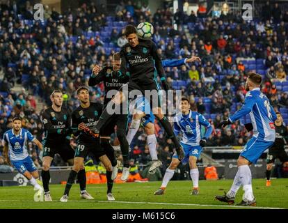 Barcelona, Spanien. 27 Feb, 2018. Von Real Madrid Raphael Varane (Oben) konkurriert während der spanischen Liga Fußball Match zwischen Espanyol und Real Madrid in Barcelona, Spanien, 27. Feb 2018. Espanyol gewann 1:0. Credit: Joan Gosa/Xinhua/Alamy leben Nachrichten Stockfoto