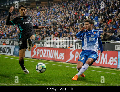 Barcelona, Spanien. 27 Feb, 2018. Von Espanyol Aaron Martin (R) Mias mit Achraf von Real Madrid Hakimi während der spanischen Liga Fußball Match zwischen Espanyol und Real Madrid in Barcelona, Spanien, 27. Feb 2018. Espanyol gewann 1:0. Credit: Joan Gosa/Xinhua/Alamy leben Nachrichten Stockfoto