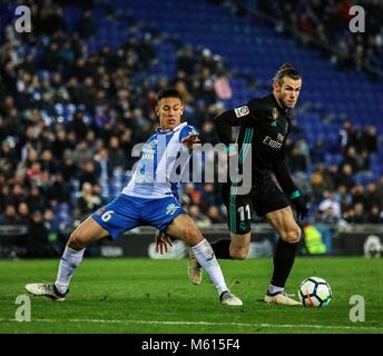 Barcelona, Spanien. 27 Feb, 2018. Von Espanyol Oscar Duarte (L) Mias mit Real Madrid Gareth Bale während der spanischen Liga Fußball Match zwischen Espanyol und Real Madrid in Barcelona, Spanien, 27. Feb 2018. Espanyol gewann 1:0. Credit: Joan Gosa/Xinhua/Alamy leben Nachrichten Stockfoto