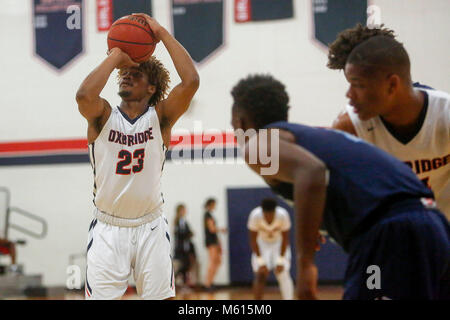 West Palm Beach, Florida, USA. 27 Feb, 2018. Oxbridge Akademie Ronique Spencer (23) nimmt sich in der ersten Hälfte der Klasse 5A regionale Halbfinalespiel zwischen Host Oxbridge Akademie und Coral Springs Charter in West Palm Beach, Fla., am Dienstag, 27. Februar 2018 werfen. Quelle: Andres Leiva/der Palm Beach Post/ZUMA Draht/Alamy leben Nachrichten Stockfoto