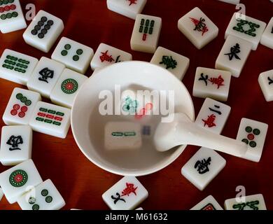 Jinan, Jinan, China. 27 Feb, 2018. Jinan, CHINA -27. Februar 2018: Die mahjong geformte süße Knödel aus Zucker, Klebreis und roten Bohnen paste in Jinan gesehen werden kann, der ostchinesischen Provinz Shandong. Es ist eine Tradition tangyuan (Auch als süße Knödel) auf Laternenfest in China zu essen. Credit: SIPA Asien/ZUMA Draht/Alamy leben Nachrichten Stockfoto