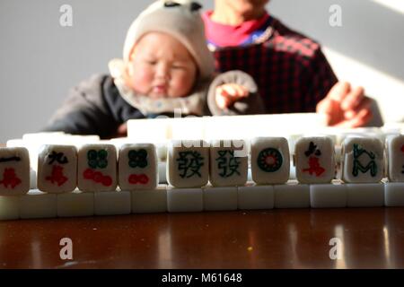 Jinan, Jinan, China. 27 Feb, 2018. Jinan, CHINA -27. Februar 2018: Die mahjong geformte süße Knödel aus Zucker, Klebreis und roten Bohnen paste in Jinan gesehen werden kann, der ostchinesischen Provinz Shandong. Es ist eine Tradition tangyuan (Auch als süße Knödel) auf Laternenfest in China zu essen. Credit: SIPA Asien/ZUMA Draht/Alamy leben Nachrichten Stockfoto