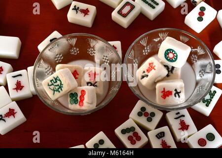 Jinan, Jinan, China. 27 Feb, 2018. Jinan, CHINA -27. Februar 2018: Die mahjong geformte süße Knödel aus Zucker, Klebreis und roten Bohnen paste in Jinan gesehen werden kann, der ostchinesischen Provinz Shandong. Es ist eine Tradition tangyuan (Auch als süße Knödel) auf Laternenfest in China zu essen. Credit: SIPA Asien/ZUMA Draht/Alamy leben Nachrichten Stockfoto