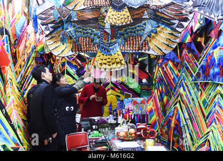 Yiwu, der chinesischen Provinz Zhejiang. 27 Feb, 2018. Ein Geschäftsmann wählt Kites am internationalen Handel Stadt der Chinesischen kleine Ware Stadt in Wuhan, China Zhejiang Provinz, Feb 27, 2018. Die chinesische kleine Ware Stadt öffnete den Markt in Yiwu Dienstag. Quelle: Gong Xianming/Xinhua/Alamy leben Nachrichten Stockfoto