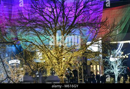 Peking, Peking, China. 28 Feb, 2018. Peking, China, 17. Februar 2018: Verschiedene Licht zeigen können an der Ampel Festival in Solana Lifestyle Shopping Park in Peking gesehen werden. Credit: SIPA Asien/ZUMA Draht/Alamy leben Nachrichten Stockfoto