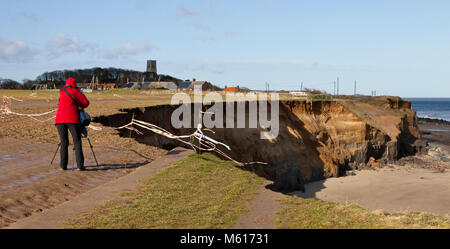 Ein Fotograf die Bilder von dem neu erodiert Klippen am Happisburgh in Norfolk, England, Großbritannien Stockfoto