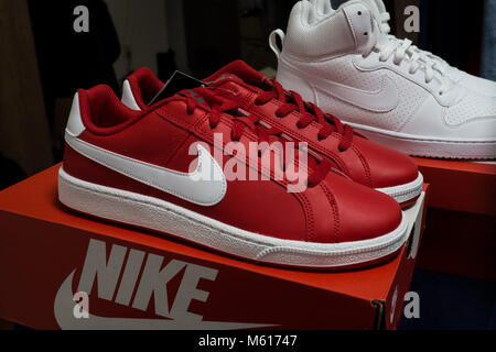 Neue Nike Schuhe frisch aus der Box. Rot Nike Wanderer, Weiß Nike Hi Tops Stockfoto