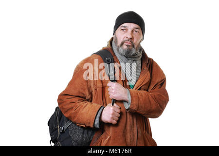 Echter Mann mit Bart in einen Hut und Schal in einer braunen Lederjacke, mit einem Beutel auf weißem Hintergrund Stockfoto