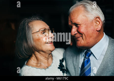 Senior Paar an jedem anderen lächelnd Stockfoto