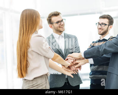 Konzept der Erfolg im Geschäft: freundlich Business Team stehen in einem Kreis und seine Hände zusammen verbinden Stockfoto