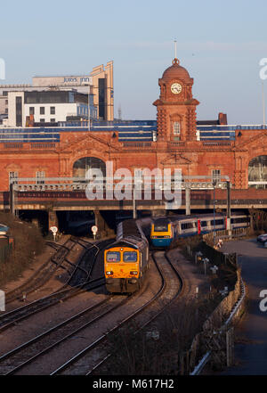 GB Railfreight Class 66 Lokomotive 66703 Doncaster PSB 1981 - 2002 in Nottingham mit einem Merry go round Kohlenzug Stockfoto