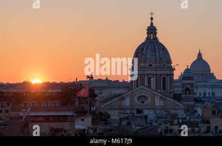 Skyline von Rom bei Sonnenuntergang Stockfoto