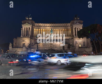 Viel Verkehr in Rom auf der Piazza Venezia Stockfoto