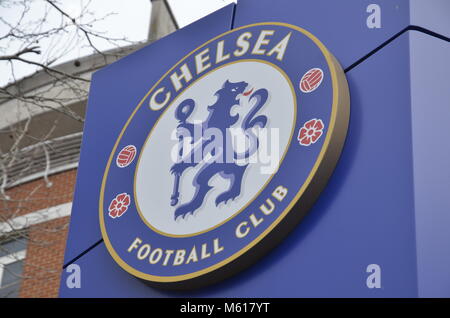 Signage im Stamford Bridge Stadion in West London, der Heimat des Chelsea Football Club in der englischen Premier League Willkommen Stockfoto