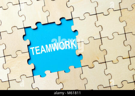 Puzzleteile mit Word Teamarbeit Stockfoto