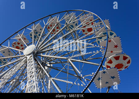 Riesenrad in Rot und Blau vor blauem Himmel Stockfoto