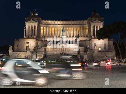 Viel Verkehr in Rom auf der Piazza Venezia Stockfoto