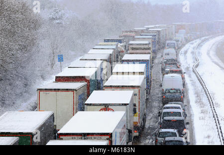 Stationäre Verkehr auf der M20 in der Nähe von Ashford, Kent, nach starkem Schneefall über Nacht die Unterbrechung über Großbritannien verursacht hat. Stockfoto