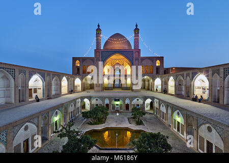 Kashan, Iran - 25. April 2017: Innenhof der Masjed-e Bozorg Agha Moschee in abendliche Beleuchtung. Stockfoto