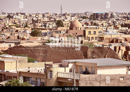 Kashan, Iran - 26. April 2017: Stadt Landschaft der historischen Viertel der Stadt mit Häusern aus Lehm Ziegeln. Stockfoto