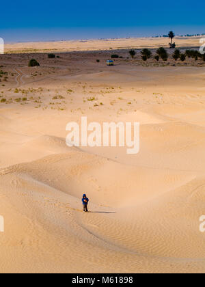 Kind in der Sahara spielt mit dem Sand der Dünen, touristische Urlaub Douz Tunesien Stockfoto