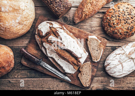 Lecker, frisch gebackenes Brot auf hölzernen Hintergrund Stockfoto