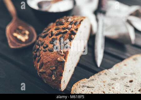 Lecker, frisch gebackenes Brot auf hölzernen Hintergrund Stockfoto
