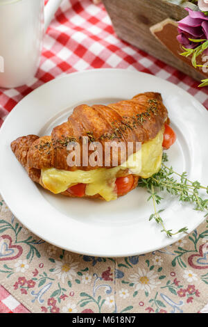 Croissant mit Schinken und Käse Stockfoto