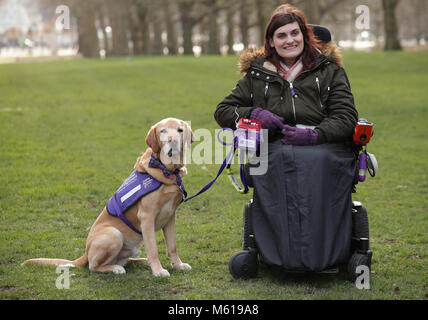 Clare Syvertsen, 29, aus Notholt in London, mit ihrem Labrador/Golden Retriever kreuz Griffin, während einen Fotoauftrag vom Kennel Club im Green Park, London, für die Finalisten für die Crufts dog Hero Wettbewerbs bekanntgeben, Freunde fürs Leben 2018. Stockfoto