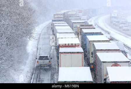 Stationäre Verkehr auf der M20 in der Nähe von Ashford, Kent, nach starkem Schneefall über Nacht die Unterbrechung über Großbritannien verursacht hat. Stockfoto