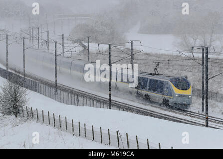 Ein Eurostar Zug geht durch Ashford, Kent, nach starkem Schneefall über Nacht die Unterbrechung über Großbritannien verursacht hat. Stockfoto