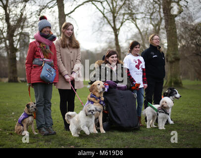 (Nach rechts) Vanessa Holbrow, 47, von Burnham-on-Sea in Somerset, mit ihren Border Terrier Sir Jack Spratticus links; Hannah Tore, 19, aus Niederösterreich in Buckinghamshire, mit Ihrem Shih Tzu Tasten; Clare Syvertsen, 29, aus Notholt in London, mit ihrem Labrador/Golden Retriever kreuz Griffin; Sarah Mohammadi, 14, von Hayes in West London, mit ihrem Cocker Spaniel/Pudel kreuz Waffel, und Gayle Wilde, 39, von Kilsyth in Lanarkshire, mit ihrem Border Collie Taz, während einen Fotoauftrag vom Kennel Club im Green Park, London, die Finalisten für die Crufts dog Held Wettbewerb vermelden, Freunde fürs Leben Stockfoto