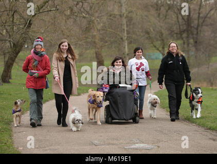 (Nach rechts) Vanessa Holbrow, 47, von Burnham-on-Sea in Somerset, mit ihren Border Terrier Sir Jack Spratticus links; Hannah Tore, 19, aus Niederösterreich in Buckinghamshire, mit Ihrem Shih Tzu Tasten; Clare Syvertsen, 29, aus Notholt in London, mit ihrem Labrador/Golden Retriever kreuz Griffin; Sarah Mohammadi, 14, von Hayes in West London, mit ihrem Cocker Spaniel/Pudel kreuz Waffel und Gayle Wilde, 39, von Kilsyth in Lanarkshire, mit ihrem Border Collie Taz, während einen Fotoauftrag vom Kennel Club im Green Park, London, die Finalisten für die Crufts dog Held Wettbewerb vermelden, Freunde fürs Leben Stockfoto