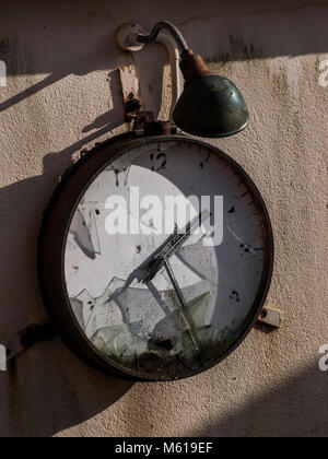 Alte Fabrik Wecker Stockfoto