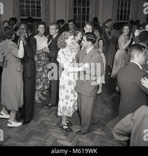 1950er Jahre, historische Bild zeigt die neu angekommenen ausländischen Einwanderer in Großbritannien an einer einladenden soziale Funktion und Tanz auf die von der British Council, Großbritanniens internationale Organisation für kulturelle Beziehungen und Bildung und eine öffentliche Einrichtung mit eine einzigartige Rolle britische Werte und Interessen zu fördern. Stockfoto