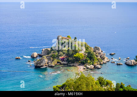 Blick auf den Strand und Insel Isola Bella in Sizilien Stockfoto
